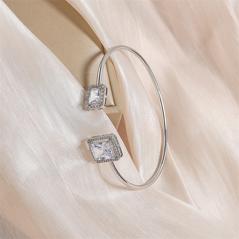 Bracelet simple pour femme, bracelet de haute qualité avec incrustation de goutte d'eau et diamant carré.