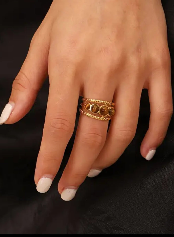 Bague en acier inoxydable doré, ornée de pierre turquoise lumineuse. Réglable, résistante à l’eau et intemporelle