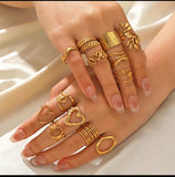 Set de bagues dorées en acier inoxydable, délicates, au design fin et féminin. Chaque bague présente des formes organiques et symboliques  minimalistes – pour un style à la fois bohème et moderne. À porter seules ou en accumulation