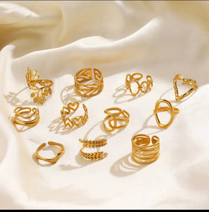 Set de bagues dorées en acier inoxydable, délicates, au design fin et féminin. Chaque bague présente des formes organiques et symboliques  minimalistes – pour un style à la fois bohème et moderne. À porter seules ou en accumulation