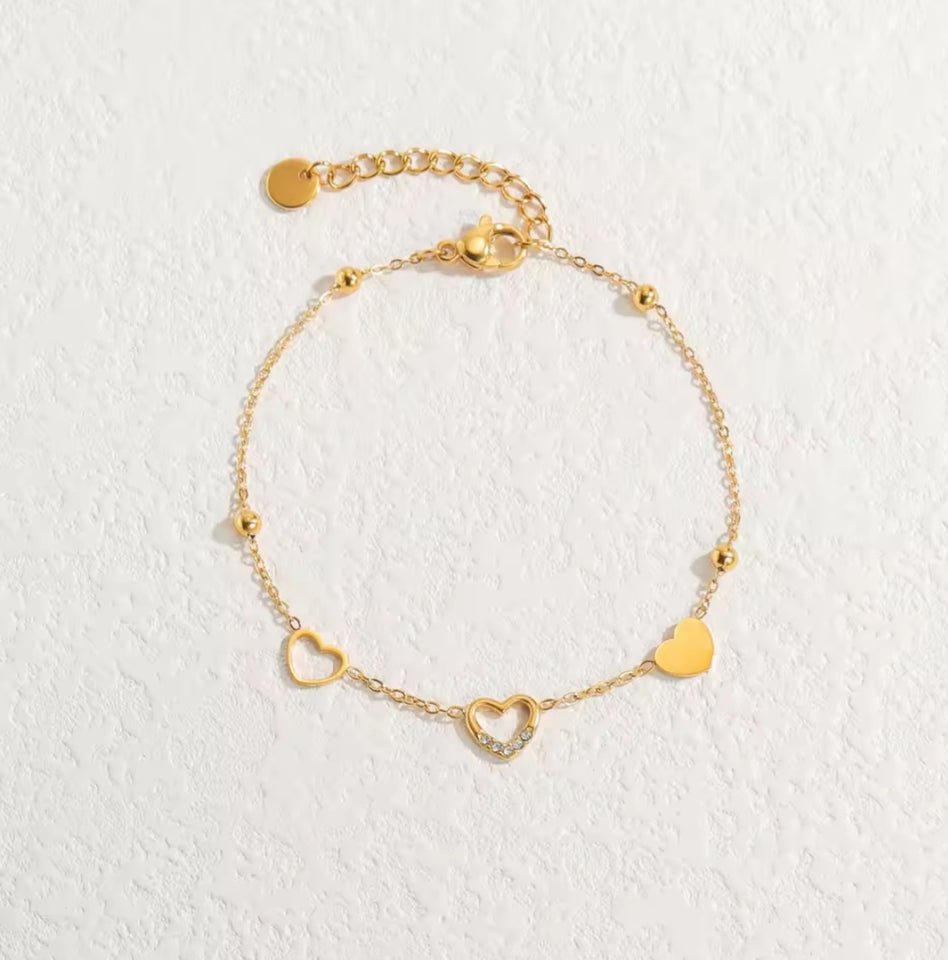 Un nouveau bracelet élégant en acier inoxydable au toucher luxueux, orné de motifs papillon, cœur, couronne et trèfle. Cette pièce unique et tendance constitue un cadeau idéal pour la famille, en particulier pour le Nouvel An.