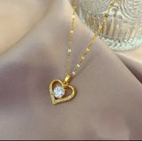 Sublimez votre tenue avec ce collier raffiné en acier inoxydable doré, conçu pour allier élégance et durabilité. Son pendentif en forme de cœur ajouré symbolise l’amour et la délicatesse, rehaussé d’une pierre centrale scintillante qui capte la lumière.