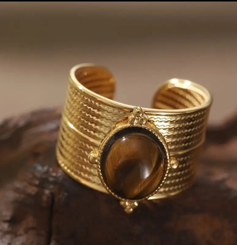 Bague en acier inoxydable doré, ornée d'une pierre effet œil de tigre. Réglable, résistante à l’eau et intemporelle