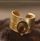 Bague en acier inoxydable doré, ornée d'une pierre effet œil de tigre. Réglable, résistante à l’eau et intemporelle