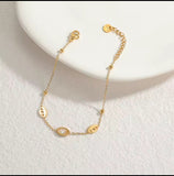 Un nouveau bracelet élégant en acier inoxydable au toucher luxueux, orné de motifs papillon, cœur, couronne et trèfle. Cette pièce unique et tendance constitue un cadeau idéal pour la famille, en particulier pour le Nouvel An.