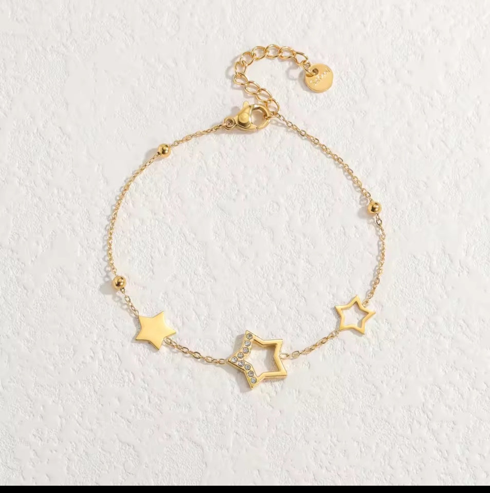 Un nouveau bracelet élégant en acier inoxydable au toucher luxueux, orné de motifs papillon, cœur, couronne et trèfle. Cette pièce unique et tendance constitue un cadeau idéal pour la famille, en particulier pour le Nouvel An.