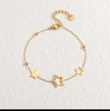 Un nouveau bracelet élégant en acier inoxydable au toucher luxueux, orné de motifs papillon, cœur, couronne et trèfle. Cette pièce unique et tendance constitue un cadeau idéal pour la famille, en particulier pour le Nouvel An.