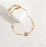 Un nouveau bracelet élégant en acier inoxydable au toucher luxueux, orné de motifs papillon, cœur, couronne et trèfle. Cette pièce unique et tendance constitue un cadeau idéal pour la famille, en particulier pour le Nouvel An.