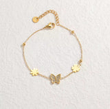 Un nouveau bracelet élégant en acier inoxydable au toucher luxueux, orné de motifs papillon, cœur, couronne et trèfle. Cette pièce unique et tendance constitue un cadeau idéal pour la famille, en particulier pour le Nouvel An.
