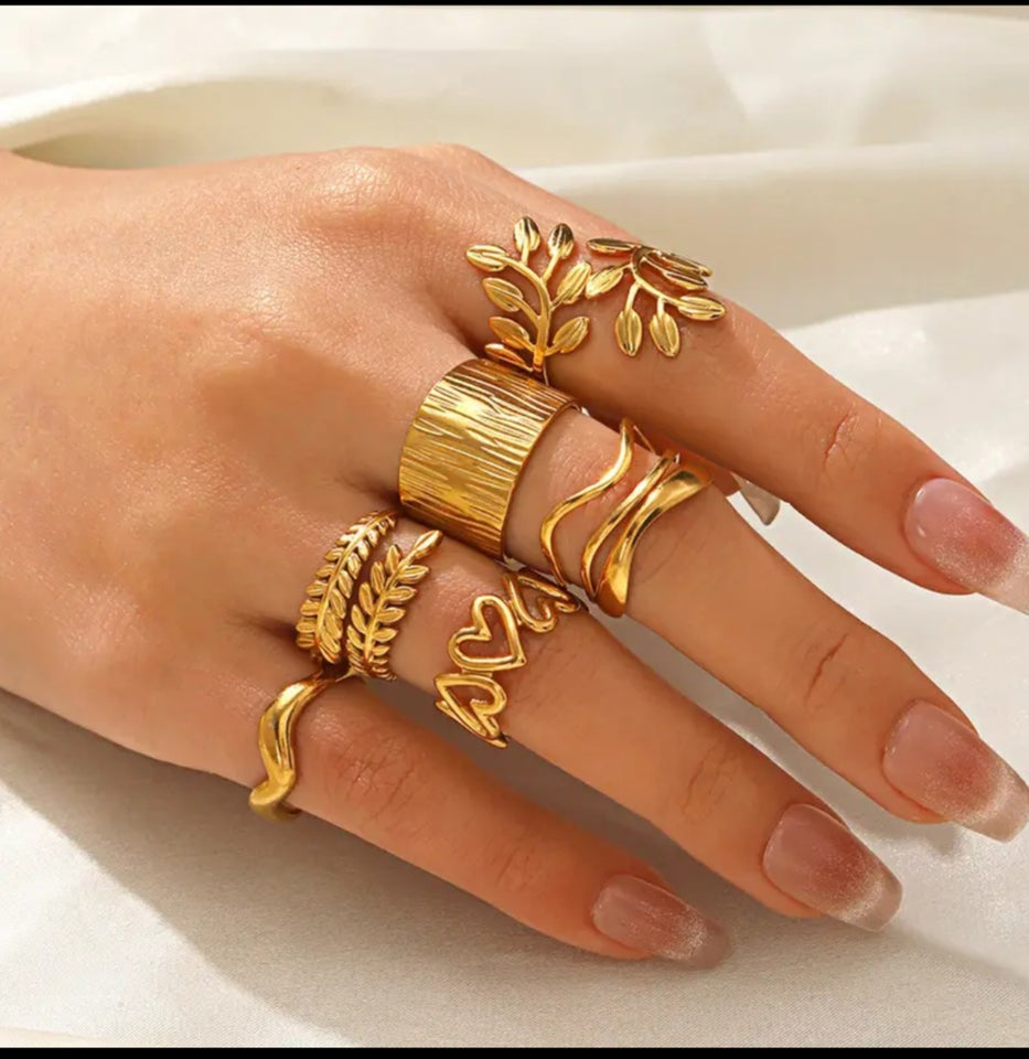 Set de bagues dorées en acier inoxydable, délicates, au design fin et féminin. Chaque bague présente des formes organiques et symboliques  minimalistes – pour un style à la fois bohème et moderne. À porter seules ou en accumulation