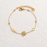 Un nouveau bracelet élégant en acier inoxydable au toucher luxueux, orné de motifs papillon, cœur, couronne et trèfle. Cette pièce unique et tendance constitue un cadeau idéal pour la famille, en particulier pour le Nouvel An.