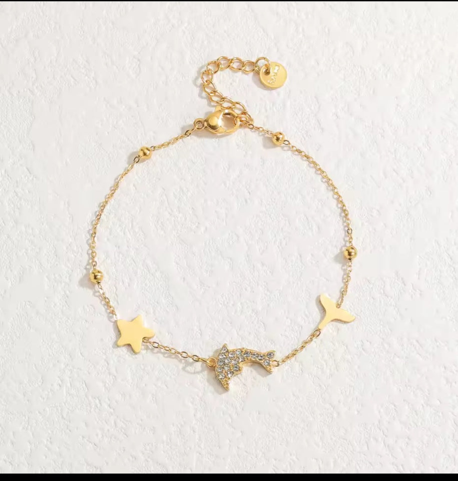 Un nouveau bracelet élégant en acier inoxydable au toucher luxueux, orné de motifs papillon, cœur, couronne et trèfle. Cette pièce unique et tendance constitue un cadeau idéal pour la famille, en particulier pour le Nouvel An.