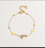 Un nouveau bracelet élégant en acier inoxydable au toucher luxueux, orné de motifs papillon, cœur, couronne et trèfle. Cette pièce unique et tendance constitue un cadeau idéal pour la famille, en particulier pour le Nouvel An.