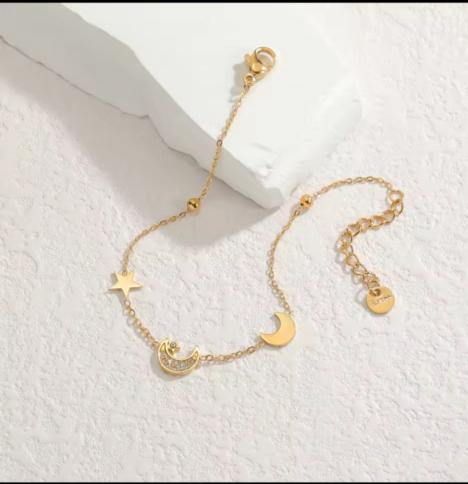 Un nouveau bracelet élégant en acier inoxydable au toucher luxueux, orné de motifs papillon, cœur, couronne et trèfle. Cette pièce unique et tendance constitue un cadeau idéal pour la famille, en particulier pour le Nouvel An.