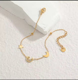 Un nouveau bracelet élégant en acier inoxydable au toucher luxueux, orné de motifs papillon, cœur, couronne et trèfle. Cette pièce unique et tendance constitue un cadeau idéal pour la famille, en particulier pour le Nouvel An.