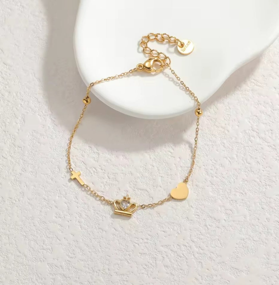 Un nouveau bracelet élégant en acier inoxydable au toucher luxueux, orné de motifs papillon, cœur, couronne et trèfle. Cette pièce unique et tendance constitue un cadeau idéal pour la famille, en particulier pour le Nouvel An.