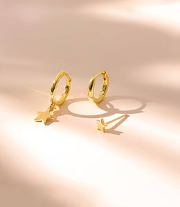 Ensemble de trois boucles d’oreilles dorées en acier inoxydable avec pendentif.
Résistantes à l’eau, légères et intemporelles