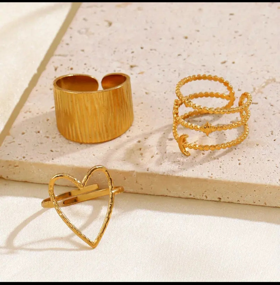 Set de bagues dorées en acier inoxydable, délicates, au design fin et féminin. Chaque bague présente des formes organiques et symboliques  minimalistes – pour un style à la fois bohème et moderne. À porter seules ou en accumulation