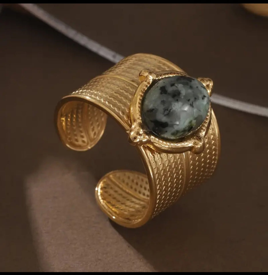 Bague en acier inoxydable doré, ornée d'une pierre effet œil de tigre. Réglable, résistante à l’eau et intemporelle