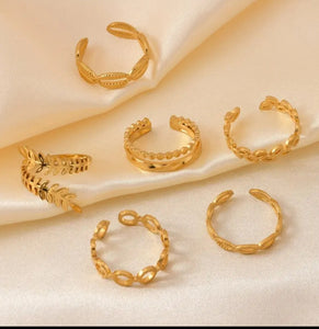 Bagues en acier inoxydable doré, au design fin et élégant inspiré de motifs naturels. Résistante à l’eau et à l’usure, elle conserve son éclat au quotidien. Parfaite à porter seule ou en accumulation pour un style chic et tendance.