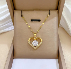 Sublimez votre tenue avec ce collier raffiné en acier inoxydable doré, conçu pour allier élégance et durabilité. Son pendentif en forme de cœur ajouré symbolise l’amour et la délicatesse, rehaussé d’une pierre centrale scintillante qui capte la lumière.