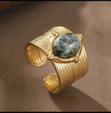 Bague en acier inoxydable doré, ornée d'une pierre effet œil de tigre. Réglable, résistante à l’eau et intemporelle