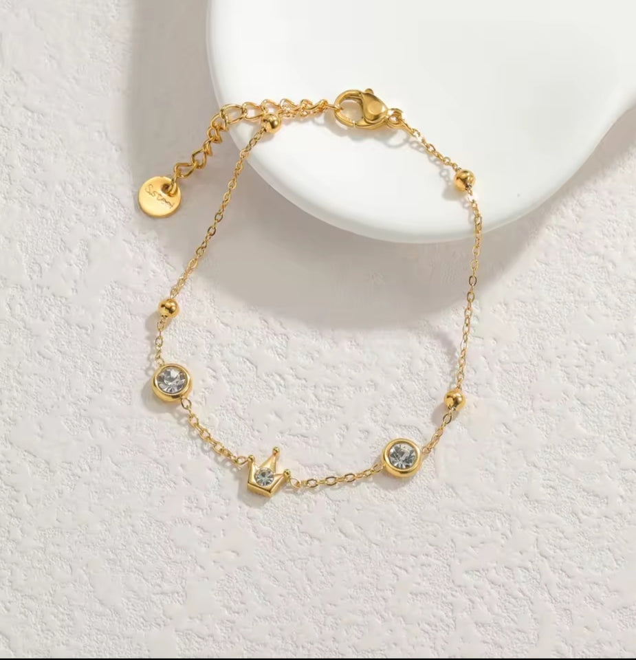 Un nouveau bracelet élégant en acier inoxydable au toucher luxueux, orné de motifs papillon, cœur, couronne et trèfle. Cette pièce unique et tendance constitue un cadeau idéal pour la famille, en particulier pour le Nouvel An.