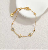 Un nouveau bracelet élégant en acier inoxydable au toucher luxueux, orné de motifs papillon, cœur, couronne et trèfle. Cette pièce unique et tendance constitue un cadeau idéal pour la famille, en particulier pour le Nouvel An.