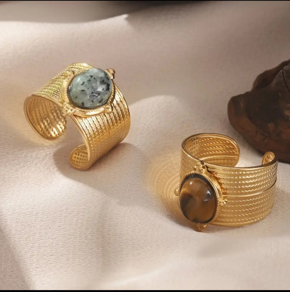 Bague en acier inoxydable doré, ornée d'une pierre effet œil de tigre. Réglable, résistante à l’eau et intemporelle