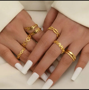 Bagues en acier inoxydable doré, au design fin et élégant inspiré de motifs naturels. Résistante à l’eau et à l’usure, elle conserve son éclat au quotidien. Parfaite à porter seule ou en accumulation pour un style chic et tendance.