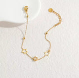 Un nouveau bracelet élégant en acier inoxydable au toucher luxueux, orné de motifs papillon, cœur, couronne et trèfle. Cette pièce unique et tendance constitue un cadeau idéal pour la famille, en particulier pour le Nouvel An.