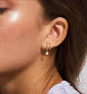 Ensemble de trois boucles d’oreilles dorées en acier inoxydable avec pendentif.
Résistantes à l’eau, légères et intemporelles