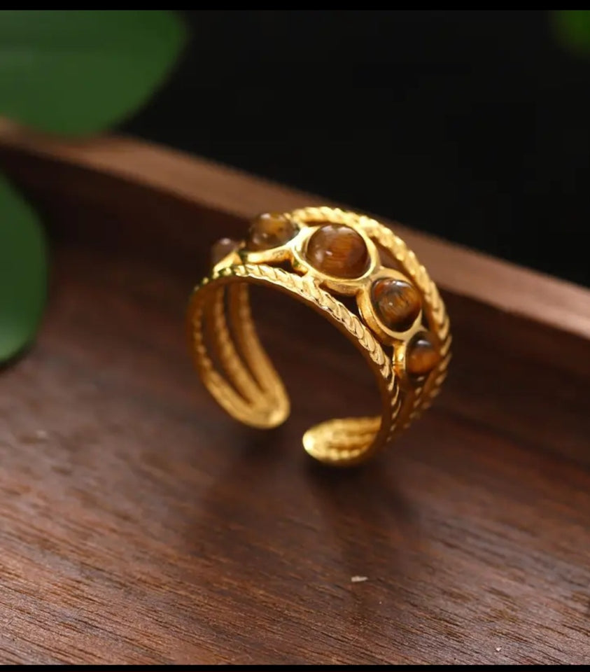 Bague en acier inoxydable doré, ornée de pierre turquoise lumineuse. Réglable, résistante à l’eau et intemporelle